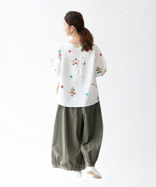 sanpo kuschel(サンポクシェル)の「ポップカラーの花刺繍トップス(シャツ/ブラウス・レディース・ホワイト・FREE)」の3枚目の写真