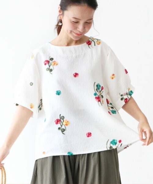 sanpo kuschel(サンポクシェル)の「ポップカラーの花刺繍トップス(シャツ/ブラウス・レディース・ホワイト・FREE)」の4枚目の写真