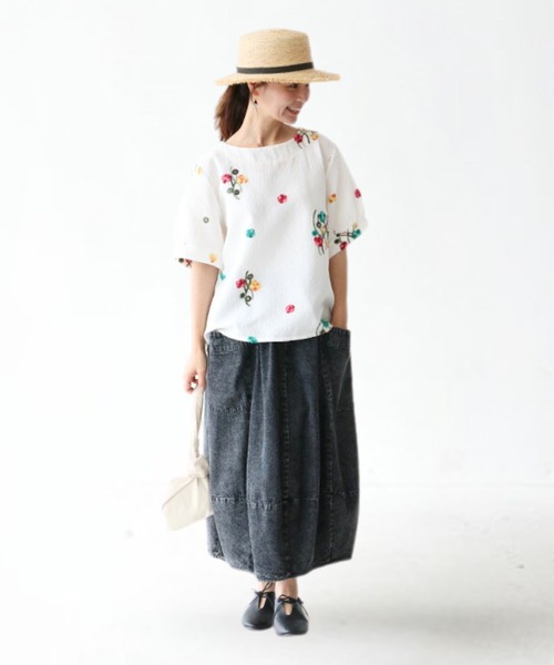 sanpo kuschel(サンポクシェル)の「ポップカラーの花刺繍トップス(シャツ/ブラウス・レディース・ホワイト・FREE)」の5枚目の写真