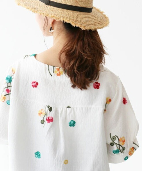 sanpo kuschel(サンポクシェル)の「ポップカラーの花刺繍トップス(シャツ/ブラウス・レディース・ホワイト・FREE)」の8枚目の写真