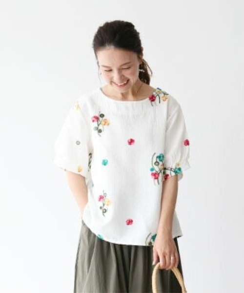 sanpo kuschel(サンポクシェル)の「ポップカラーの花刺繍トップス(シャツ/ブラウス・レディース・ホワイト・FREE)」の9枚目の写真