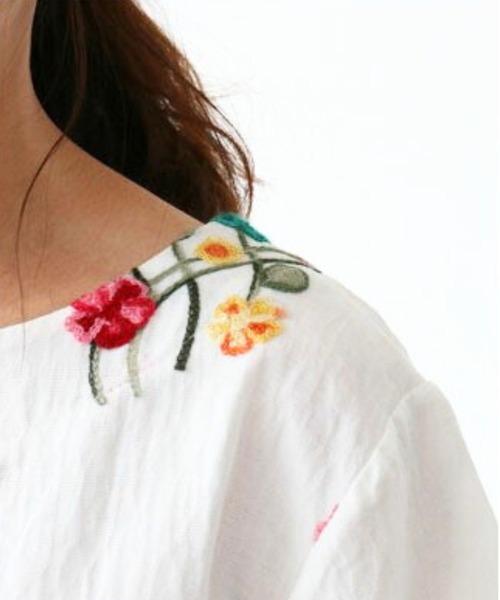 sanpo kuschel(サンポクシェル)の「ポップカラーの花刺繍トップス(シャツ/ブラウス・レディース・ホワイト・FREE)」の10枚目の写真