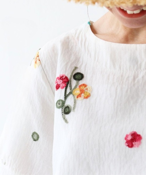sanpo kuschel(サンポクシェル)の「ポップカラーの花刺繍トップス(シャツ/ブラウス・レディース・ホワイト・FREE)」の11枚目の写真