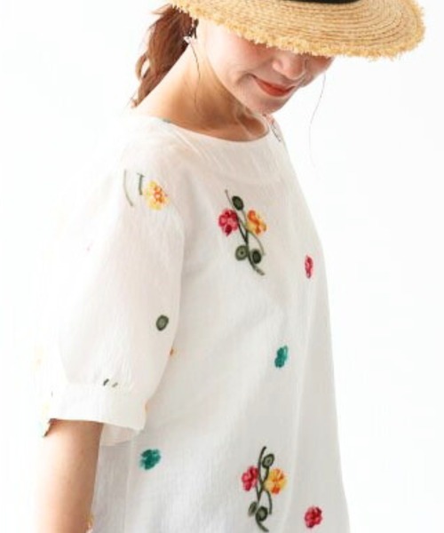 sanpo kuschel(サンポクシェル)の「ポップカラーの花刺繍トップス(シャツ/ブラウス・レディース・ホワイト・FREE)」の12枚目の写真