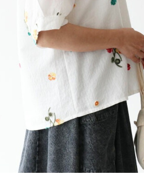 sanpo kuschel(サンポクシェル)の「ポップカラーの花刺繍トップス(シャツ/ブラウス・レディース・ホワイト・FREE)」の13枚目の写真