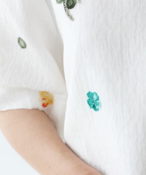 sanpo kuschel(サンポクシェル)の「ポップカラーの花刺繍トップス(シャツ/ブラウス・レディース・ホワイト・FREE)」の14枚目の写真