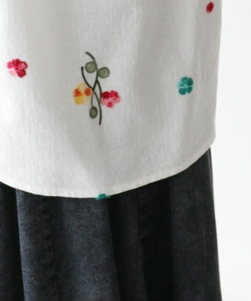 sanpo kuschel(サンポクシェル)の「ポップカラーの花刺繍トップス(シャツ/ブラウス・レディース・ホワイト・FREE)」の15枚目の写真