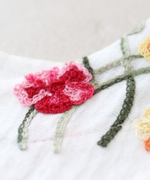 sanpo kuschel(サンポクシェル)の「ポップカラーの花刺繍トップス(シャツ/ブラウス・レディース・ホワイト・FREE)」の19枚目の写真