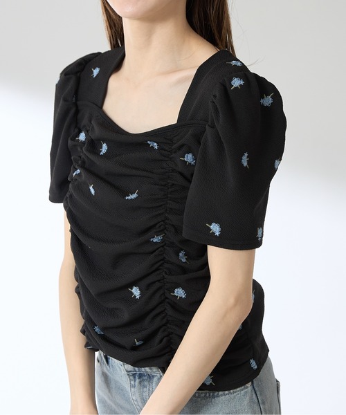 &. NOSTALGIA(アンドドットノスタルジア)の「【ZOZO限定】フラワー刺繍ふくれジャガードシャーリングトップス(Tシャツ/カットソー・レディース・ブラック/オフホワイト・M)」の6枚目の写真