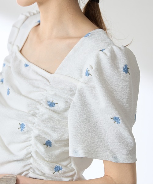 &. NOSTALGIA(アンドドットノスタルジア)の「【ZOZO限定】フラワー刺繍ふくれジャガードシャーリングトップス(Tシャツ/カットソー・レディース・ブラック/オフホワイト・M)」の16枚目の写真