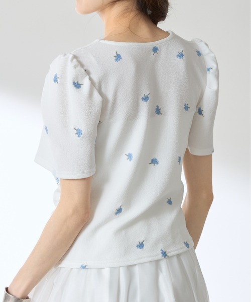 &. NOSTALGIA(アンドドットノスタルジア)の「【ZOZO限定】フラワー刺繍ふくれジャガードシャーリングトップス(Tシャツ/カットソー・レディース・ブラック/オフホワイト・M)」の20枚目の写真