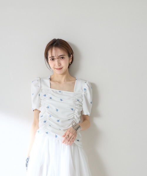 &. NOSTALGIA(アンドドットノスタルジア)の「【ZOZO限定】フラワー刺繍ふくれジャガードシャーリングトップス(Tシャツ/カットソー・レディース・ブラック/オフホワイト・M)」の22枚目の写真