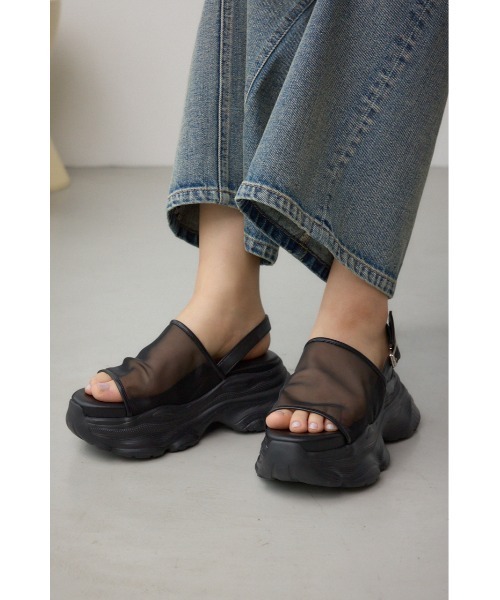 AZUL by moussy（アズールバイマウジー）の「スニーカーソールシアーサンダル 靴（サンダル・レディース・ブラック/ブラウン・SMALL/MEDIUM/LARGE）」の3枚目の写真