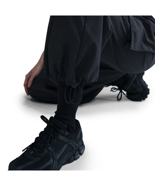 NIKE（ナイキ）の「ナイキ NIKE ナイキ  NSW エブリシング ウーヴン MR カーゴ パンツ（カーゴパンツ・レディース・ブラック/オフホワイト・L/S/M）」の4枚目の写真