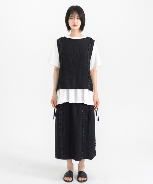 Bshop（ビショップ）の「eunoia | フリルラインベスト WOMEN（ベスト・レディース・ブラック・ONE）」の2枚目の写真