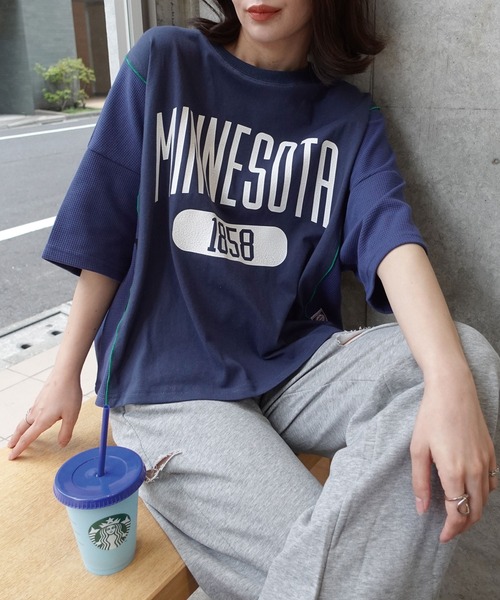 【  JEANS】バッジ ロゴ ワッフル Tシャツ セール】ワッフル切り替えカレッジロゴTシャツ（Tシャツ