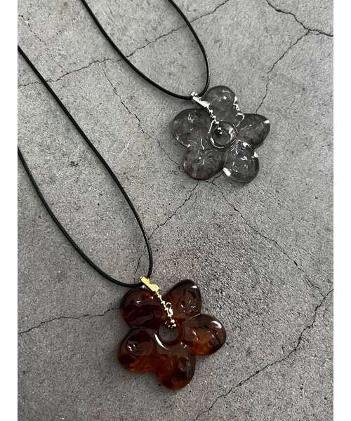 EMODA（エモダ）の「フラワーストリングネックレス（ネックレス・レディース・ブラウン/ブラック・FREE）」の4枚目の写真
