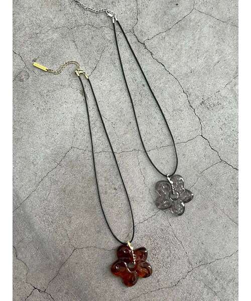 EMODA（エモダ）の「フラワーストリングネックレス（ネックレス・レディース・ブラウン/ブラック・FREE）」の5枚目の写真