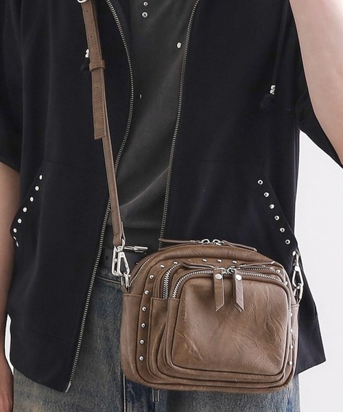 tk.TAKEO KIKUCHI（ティーケータケオキクチ）の「【スタッズシリーズ】ショルダーバッグ（ショルダーバッグ・メンズ・ブラック/ブラウン系・00）」の2枚目の写真