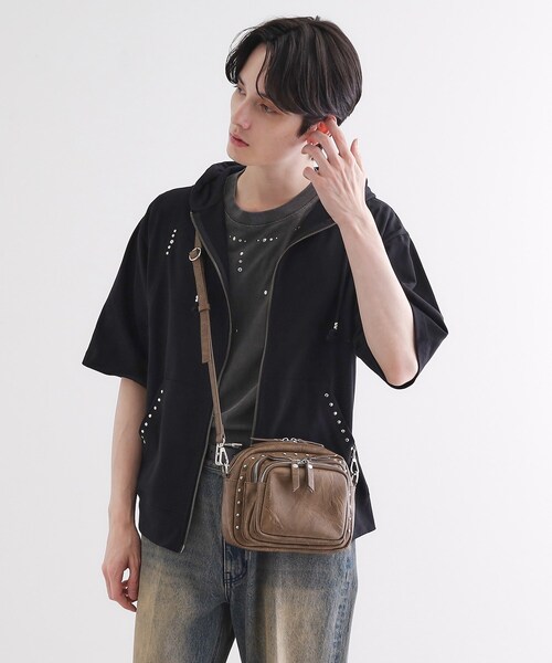 tk.TAKEO KIKUCHI（ティーケータケオキクチ）の「【スタッズシリーズ】ショルダーバッグ（ショルダーバッグ・メンズ・ブラック/ブラウン系・00）」の4枚目の写真