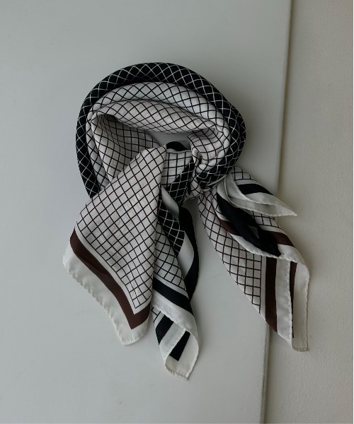 lawgy(ラウジー)の「square pattern accent line scarf / スクエアパターンアクセントラインスカーフ(バンダナ/スカーフ・レディース・ホワイト×ブラウン/ブラック×ホワイト/ホワイト×ブラック・FREE)」の3枚目の写真