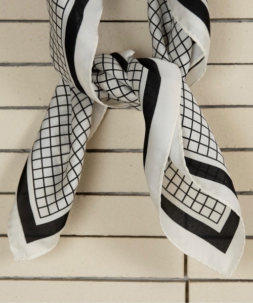 lawgy(ラウジー)の「square pattern accent line scarf / スクエアパターンアクセントラインスカーフ(バンダナ/スカーフ・レディース・ホワイト×ブラウン/ブラック×ホワイト/ホワイト×ブラック・FREE)」の2枚目の写真