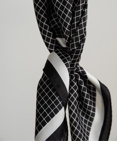 lawgy(ラウジー)の「square pattern accent line scarf / スクエアパターンアクセントラインスカーフ(バンダナ/スカーフ・レディース・ホワイト×ブラウン/ブラック×ホワイト/ホワイト×ブラック・FREE)」の1枚目の写真