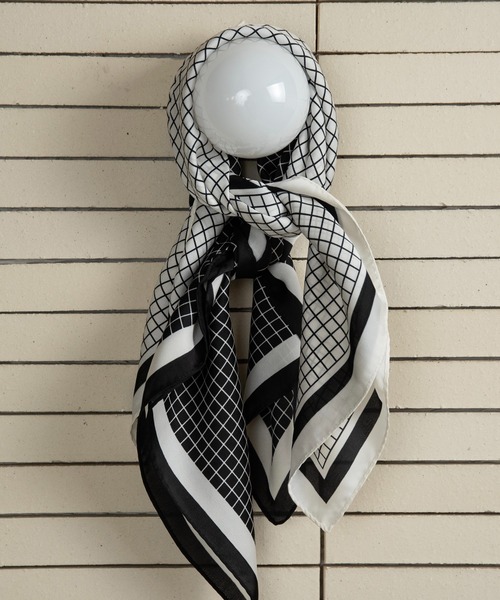 lawgy(ラウジー)の「square pattern accent line scarf / スクエアパターンアクセントラインスカーフ(バンダナ/スカーフ・レディース・ホワイト×ブラウン/ブラック×ホワイト/ホワイト×ブラック・FREE)」の4枚目の写真