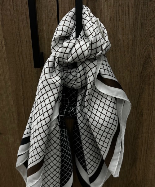 lawgy(ラウジー)の「square pattern accent line scarf / スクエアパターンアクセントラインスカーフ(バンダナ/スカーフ・レディース・ホワイト×ブラウン/ブラック×ホワイト/ホワイト×ブラック・FREE)」の14枚目の写真
