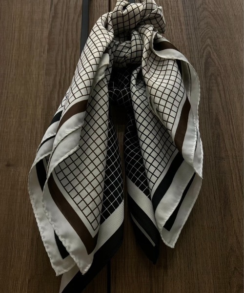 lawgy(ラウジー)の「square pattern accent line scarf / スクエアパターンアクセントラインスカーフ(バンダナ/スカーフ・レディース・ホワイト×ブラウン/ブラック×ホワイト/ホワイト×ブラック・FREE)」の13枚目の写真