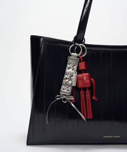 CHARLES & KEITH（チャールズ & キース）の「グロメット レースアップバッグチャーム（キーケース/キーアクセサリー・レディース・ピンク系その他/スミクロ/シルバー系その他・FREE）」の3枚目の写真