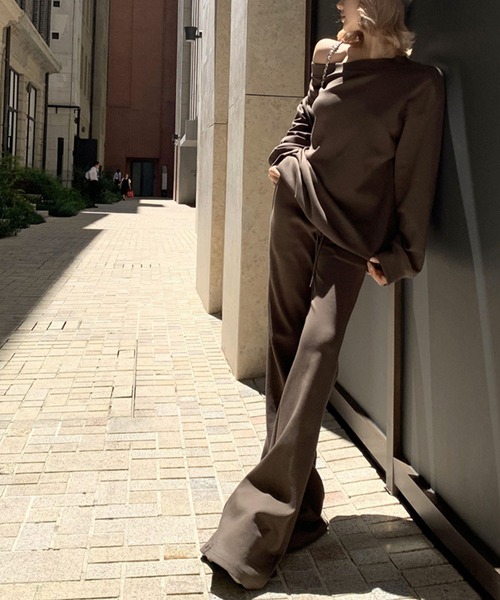 meJane（ミージェーン）の「ワンショルダースウェットトップス×裾フレアスウェットパンツ（セットアップ・レディース・ブラック/ブラウン・L/M）」の22枚目の写真
