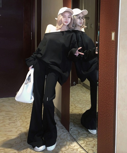 meJane（ミージェーン）の「ワンショルダースウェットトップス×裾フレアスウェットパンツ（セットアップ・レディース・ブラック/ブラウン・L/M）」の4枚目の写真