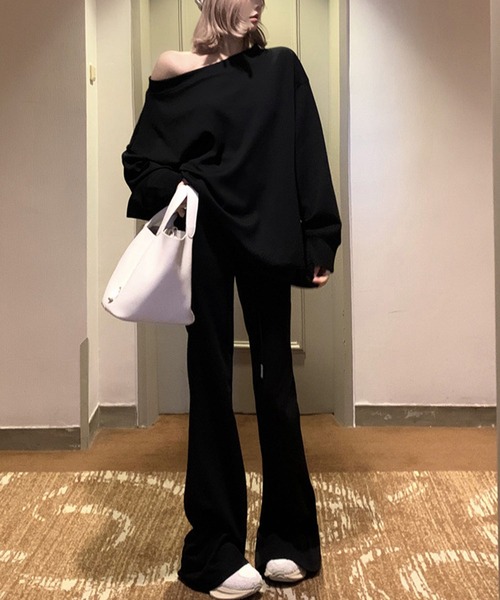 meJane（ミージェーン）の「ワンショルダースウェットトップス×裾フレアスウェットパンツ（セットアップ・レディース・ブラック/ブラウン・L/M）」の5枚目の写真