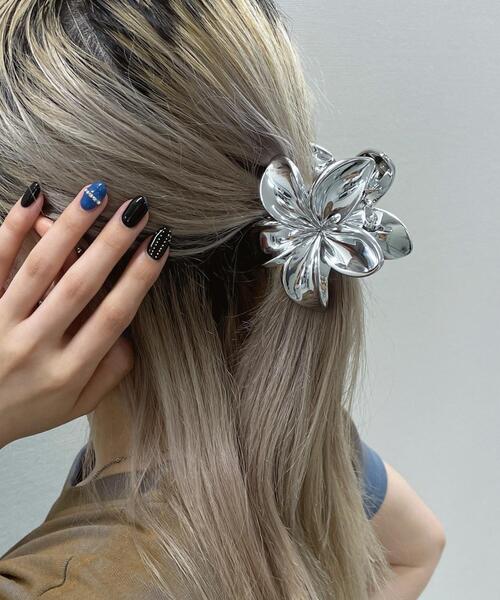 WEGO（ウィゴー）の「WEGO/メタルフラワーバンス（バレッタ/ヘアクリップ・レディース・シルバー/ピンク・FREE）」の2枚目の写真