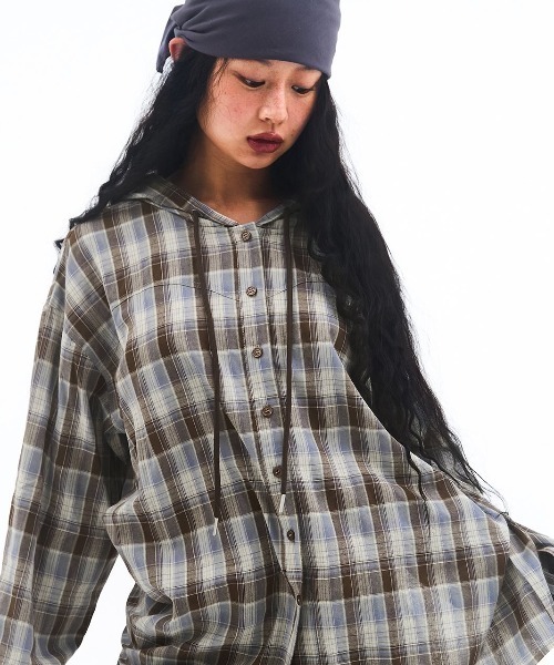 AMESWORLDWIDE(アメスワールドワイド)の「A'GEM/9 × .kom『AMES WORLDWIDE/アメスワールドワイド』Check Hooded Shirt/チェックフードシャツ(シャツ/ブラウス・レディース・ブルー/ブラウン・FREE)」の2枚目の写真