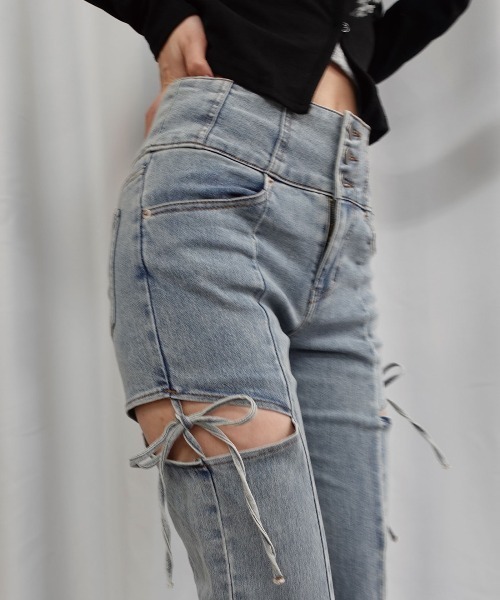 Lots of Love(ロッツオブラブ)の「ハイウエストカットアウトリボンデニムパンツ(デニムパンツ・レディース・ブルー/ブラック/ライトブルー/ダークブラック・M/L)」の4枚目の写真