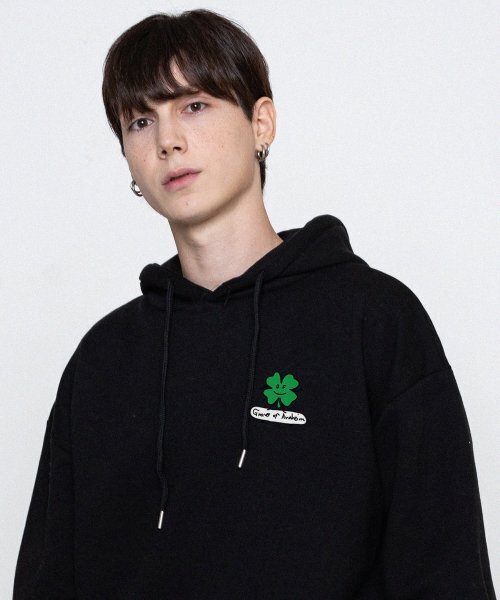 GRAVER（グレーバー）の「[ユニセックス]クローバーボードフードパーカー_ブラック（パーカー・レディース・ブラック・LARGE/SMALL/MEDIUM）」の2枚目の写真