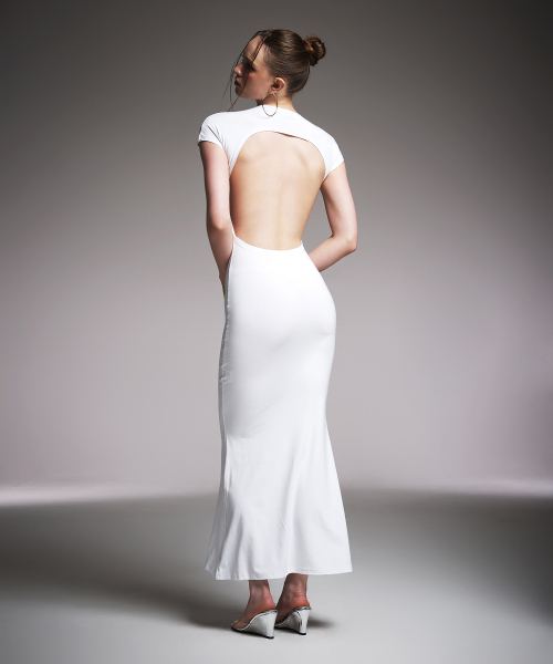 A.R.U（エイアールユー）の「BACK LESS DRESS（ワンピース・レディース・ホワイト/ブラック/ブラウン・SMALL/MEDIUM）」の5枚目の写真