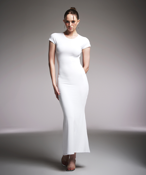 A.R.U（エイアールユー）の「BACK LESS DRESS（ワンピース・レディース・ホワイト/ブラック/ブラウン・SMALL/MEDIUM）」の6枚目の写真