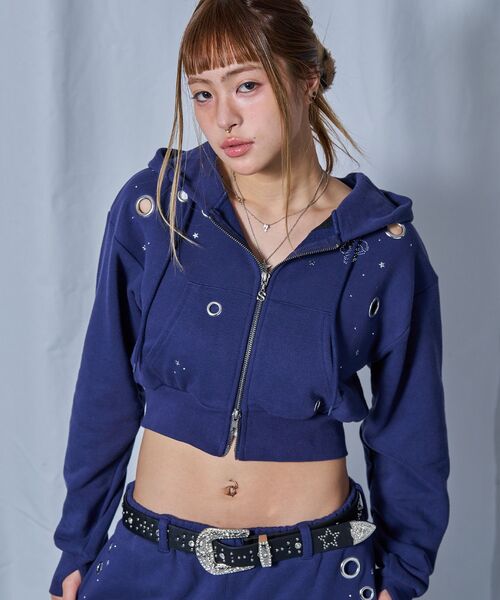 SEQUENZ(シークエンズ)の「【sqnz(エスキュンズ)】sqnz rhinestone & eyelet zip p/k / レディース ジップパーカー スタッズ ハトメ ラインストーン フーディ 短丈 裏毛 【セットアップ着用可能】(パーカー・レディース・ダークネイビー/グレー/ライトピンク/ブラック・MEDIUM/SMALL)」の3枚目の写真