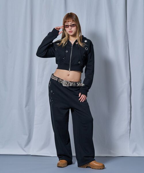 SEQUENZ(シークエンズ)の「【sqnz(エスキュンズ)】sqnz rhinestone & eyelet zip p/k / レディース ジップパーカー スタッズ ハトメ ラインストーン フーディ 短丈 裏毛 【セットアップ着用可能】(パーカー・レディース・ダークネイビー/グレー/ライトピンク/ブラック・MEDIUM/SMALL)」の12枚目の写真