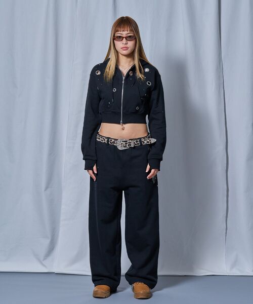 SEQUENZ(シークエンズ)の「【sqnz(エスキュンズ)】sqnz rhinestone & eyelet zip p/k / レディース ジップパーカー スタッズ ハトメ ラインストーン フーディ 短丈 裏毛 【セットアップ着用可能】(パーカー・レディース・ダークネイビー/グレー/ライトピンク/ブラック・MEDIUM/SMALL)」の14枚目の写真