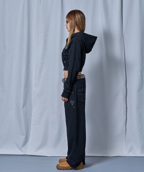 SEQUENZ(シークエンズ)の「【sqnz(エスキュンズ)】sqnz rhinestone & eyelet zip p/k / レディース ジップパーカー スタッズ ハトメ ラインストーン フーディ 短丈 裏毛 【セットアップ着用可能】(パーカー・レディース・ダークネイビー/グレー/ライトピンク/ブラック・MEDIUM/SMALL)」の15枚目の写真