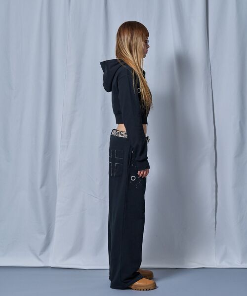 SEQUENZ(シークエンズ)の「【sqnz(エスキュンズ)】sqnz rhinestone & eyelet zip p/k / レディース ジップパーカー スタッズ ハトメ ラインストーン フーディ 短丈 裏毛 【セットアップ着用可能】(パーカー・レディース・ダークネイビー/グレー/ライトピンク/ブラック・MEDIUM/SMALL)」の17枚目の写真