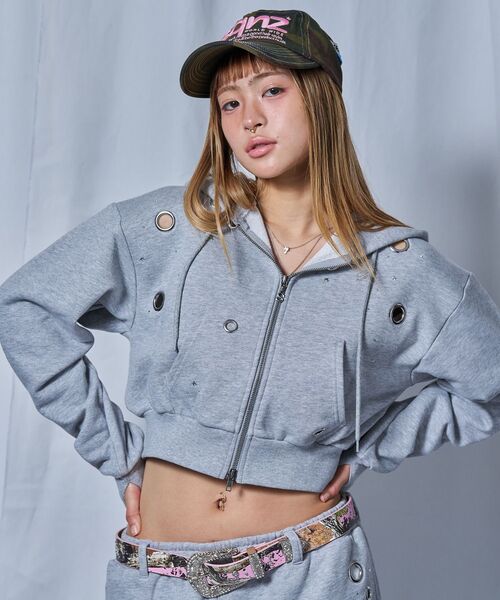 SEQUENZ(シークエンズ)の「【sqnz(エスキュンズ)】sqnz rhinestone & eyelet zip p/k / レディース ジップパーカー スタッズ ハトメ ラインストーン フーディ 短丈 裏毛 【セットアップ着用可能】(パーカー・レディース・ダークネイビー/グレー/ライトピンク/ブラック・MEDIUM/SMALL)」の20枚目の写真