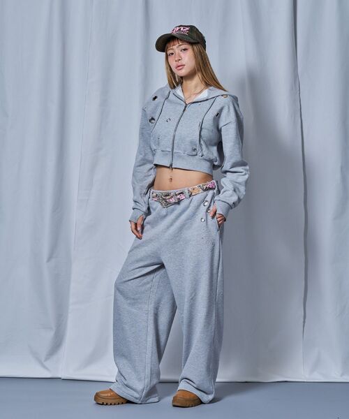 SEQUENZ(シークエンズ)の「【sqnz(エスキュンズ)】sqnz rhinestone & eyelet zip p/k / レディース ジップパーカー スタッズ ハトメ ラインストーン フーディ 短丈 裏毛 【セットアップ着用可能】(パーカー・レディース・ダークネイビー/グレー/ライトピンク/ブラック・MEDIUM/SMALL)」の6枚目の写真