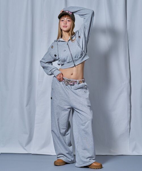 SEQUENZ(シークエンズ)の「【sqnz(エスキュンズ)】sqnz rhinestone & eyelet zip p/k / レディース ジップパーカー スタッズ ハトメ ラインストーン フーディ 短丈 裏毛 【セットアップ着用可能】(パーカー・レディース・ダークネイビー/グレー/ライトピンク/ブラック・MEDIUM/SMALL)」の7枚目の写真