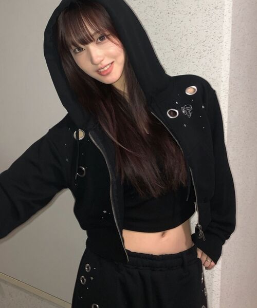 SEQUENZ(シークエンズ)の「※WEB限定 / セットアップ対応 / 短丈ラインストーンジップパーカー/ sqnz rhinestone & eyelet zip p/k(パーカー・レディース・ダークネイビー/グレー/ライトピンク/ブラック・MEDIUM/SMALL)」の6枚目の写真