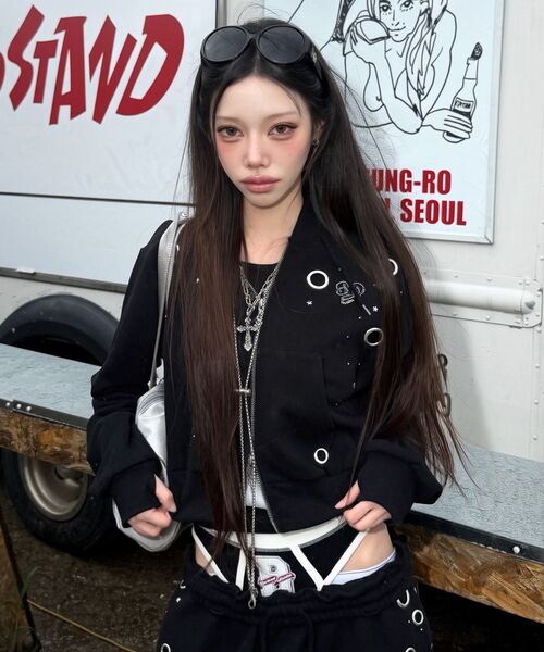SEQUENZ(シークエンズ)の「※WEB限定 / セットアップ対応 / 短丈ラインストーンジップパーカー/ sqnz rhinestone & eyelet zip p/k(パーカー・レディース・ダークネイビー/グレー/ライトピンク/ブラック・MEDIUM/SMALL)」の8枚目の写真